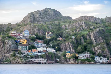Fotobehang Houten woonhuis gebouwd op steile heuvels van St. John& 39 s, Newfoundland, Canada © malajscy