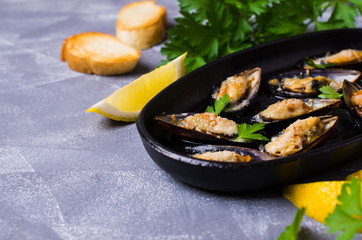 Baked mussels with cheese
