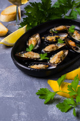 Baked mussels with cheese