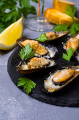 Baked mussels with cheese