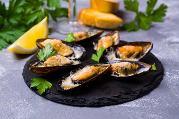 Baked mussels with cheese