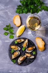 Baked mussels with cheese