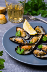 Baked mussels with cheese