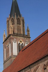 Fototapeta na wymiar Blick zum Turm der Neubrandenburger Marienkirche