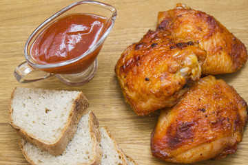 Grilled Chicken with Sauce and Bread