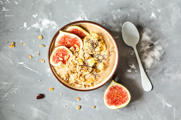smoothie bowl with figs, peanut butter and muesli.