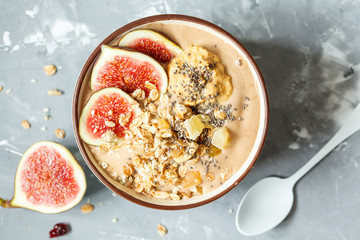 smoothie bowl with figs, peanut butter and muesli.