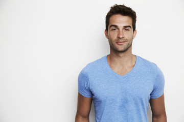Obraz premium Handsome guy in blue t-shirt in studio