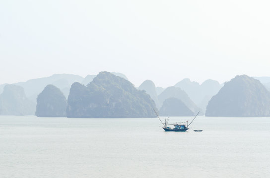 Vietnam, Quang Ninh, Ha Long, Fischkutter in der Halong Bay