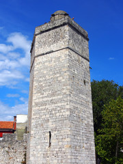 Zadar, Kroatien: mittelalterlicher Turm Bablja Kula und Stadtmauer