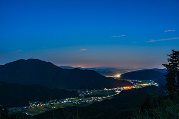 Obraz premium 夏の山並・光の流れ、夜景