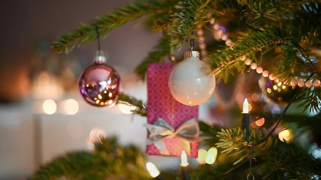 Weihnachtsbaum close up pinkes Geschenk