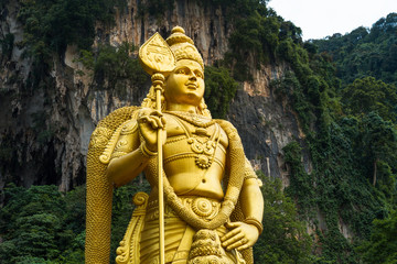 Fototapeta na wymiar Golden Shiva in Batu cave, Malaysia