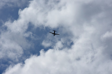 Fototapeta na wymiar 飛行機と青空と雲「空想・雲のモンスター」進路変更、未来の舵取り、目的に向かう、明日への希望、成功を目指すなどのイメージ