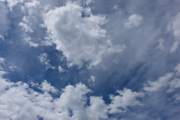 Fototapeta premium 青空と天空をゆく飛行機「空想・雲のモンスターたち（大きな白い雲の周りに弧を描きながら集まるモンスターたち」弧を描く、成功を信じて列をつくる、段階をふみながら未来を目指す、成功への道しるべなどのイメージ