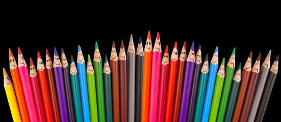 smileys espiègles pour crayons expressifs, fond noir
