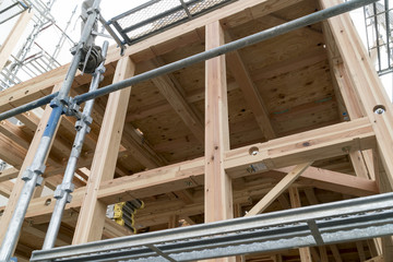 木造2階建て住宅の建築現場　イメージ　足場あり