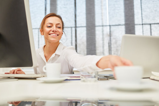 Junge Frau am Computer Arbeitsplatz