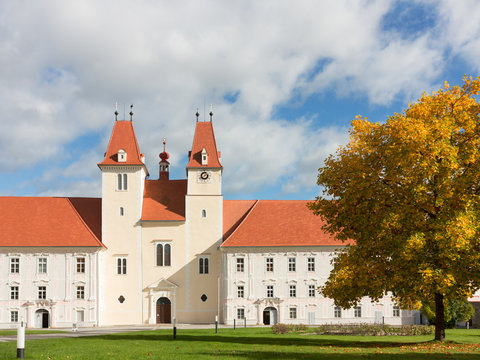 Kirche des Augustiner-Chorherrenstiftes in Vorau im Herbst, Steiermark