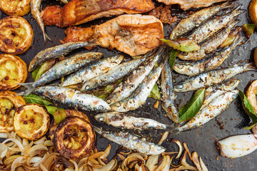 assortiment de poissons et de légumes à la plancha