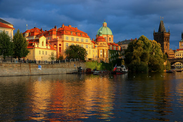 Obraz premium Reflections on the Vltava river at sunset in Prague city center
