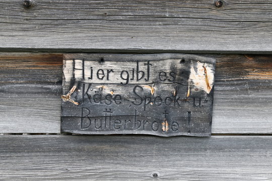 hinweisschild zum hüttenwirt