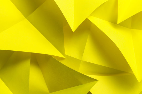 Geometric shapes of paper, yellow background © Allusioni