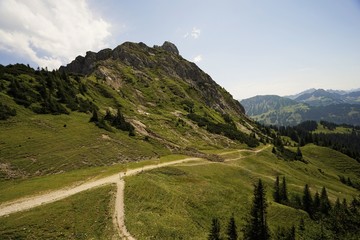 Fototapeta na wymiar Mountain trail in the Tyrolean Alps 