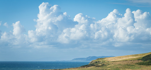 Obraz premium Beautiful Clouds over British Shore Line at Summer