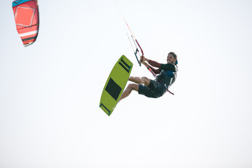 Obraz premium Kiteboarder athlete performing kiteboarding kitesurfing tricks unhooked
