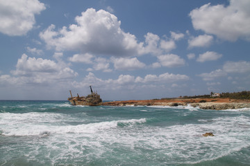 Буксир севший на мель