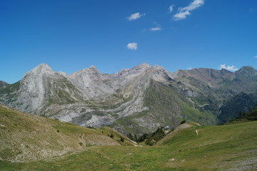 Fototapeta na wymiar Pyrénées, pic, montagne, nuage, vert, ciel, bleu, Gabas
