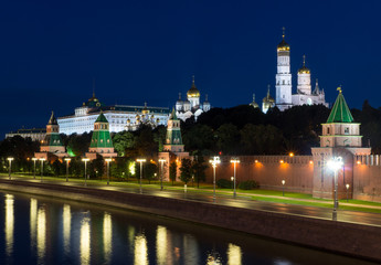 Obraz premium Moscow Kremlin with river at night, bridge view. background, architecture.