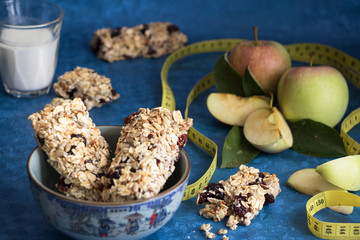 Müsli Riegel mit Metermaß, Milch und Äpfel