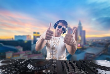 Dj.
