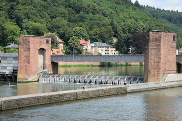 Staustufe am Neckar bei Heidelberg