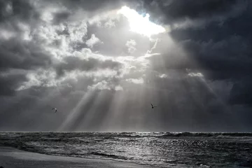 Fototapeten Sonne bricht durch Gewitterwolken © Joerch