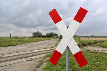 Andreaskreuz vor unbeschränktem Bahnübergang