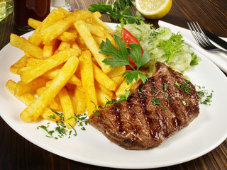 Hüftsteak vom Rind mit Pommes Frites und Salat