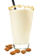Mandelmilch im Glas mit Mandeln - Shake