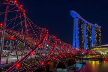 Cercles muraux Helix Bridge Singapore, Singapore - August 24, 2017: View at the Marina Bay in Singapore during the night with the iconic landmarks of The Helix Bridge.