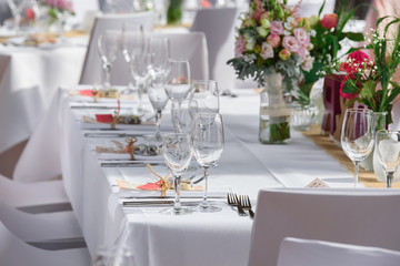 blumen auf dem hochzeitstisch im restaurant