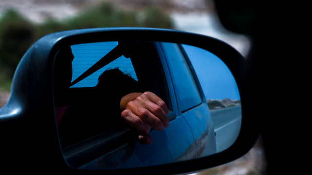 Mano por ventanilla de coche