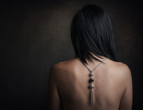 mujer joven con la espalda desnuda