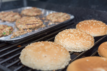 Hamburgerbrot mit Fleisch auf dem Grill
