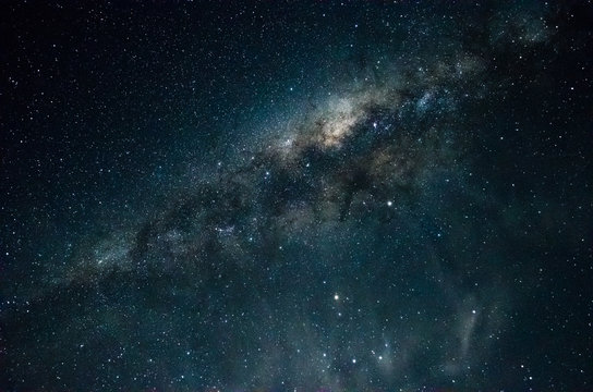 Foto da via l&aacute;ctea de longa exposi&ccedil;&atilde;o noturna