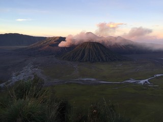 Bromo volcan Indon&eacute;sie Java lever de soleil fum&eacute;e