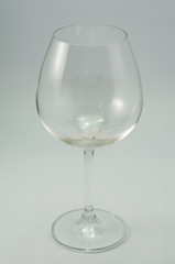 Taça de cristal para vinho vazia em fundo infinito branco