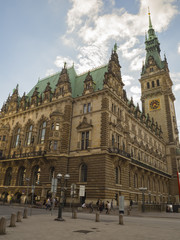 Fototapeta na wymiar El Rathaus de Hamburgo es el ayuntamiento de la ciudad alemana. estructura de piedra arenisca, construida a finales del siglo XIX. Vacaciones en el verano de 2017