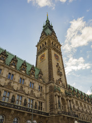 Fototapeta na wymiar El Rathaus de Hamburgo es el ayuntamiento de la ciudad alemana. estructura de piedra arenisca, construida a finales del siglo XIX. Vacaciones en el verano de 2017